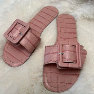 Definery The Loop Crocodile effect 100% leather Pink Sandals w/Buckle Sz-7.5.  N